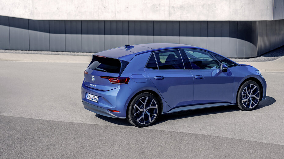 Ein blauer VW ID.3 Neo von schräg hinten