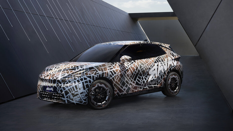 Der Cupra Raval mit Tarnfolie von vorne fotografiert.