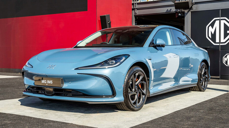 Eine hellblaue Limousine steht auf einer Bühne.