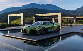 Ein grüner Bugatti steht an einem Pool