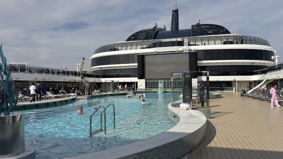 Das Pool auf der MSC World Europa.