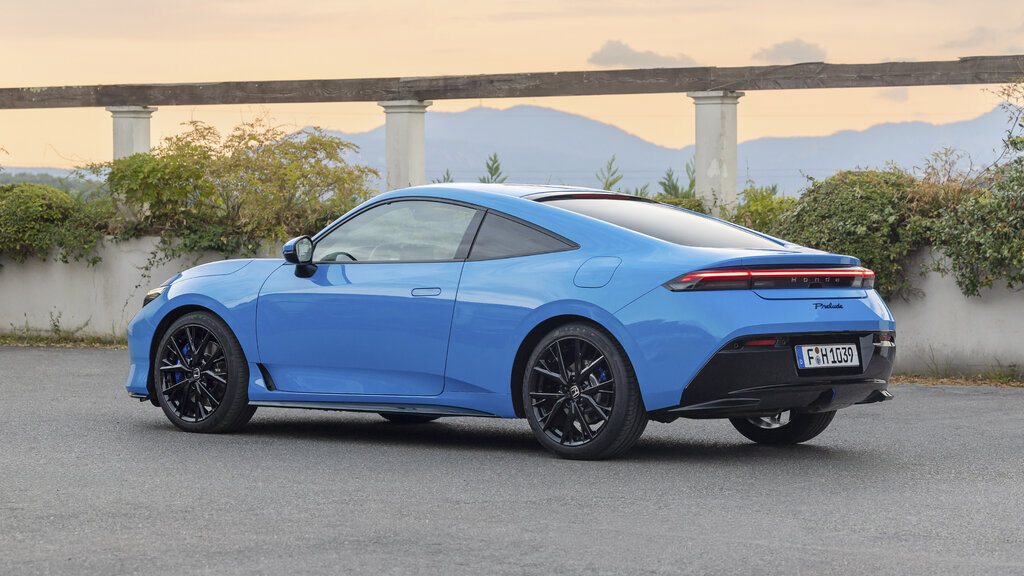 Ein blauer Honda Prelude steht auf einem Parkplatz.