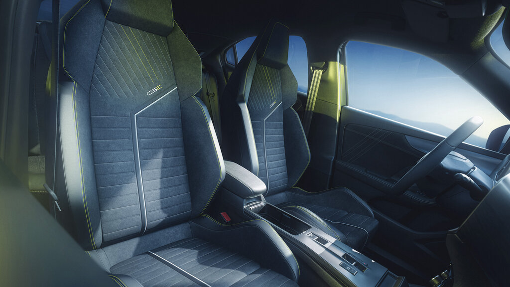 Opel Mokka GSE innen. Es sind die Schalensitze mit integrierter Kopfstütze vorne zu sehen. 