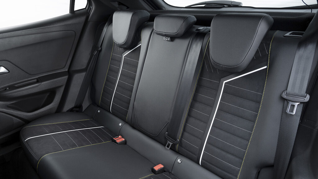 Opel Mokka GSE innen. Es ist die hintere Sitzreihe zu sehen. 