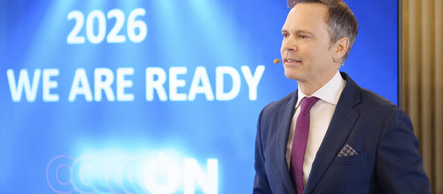 Markus Wildeis, Direktor von Stellantis Austria, steht vor einem blauen Bildschirm.