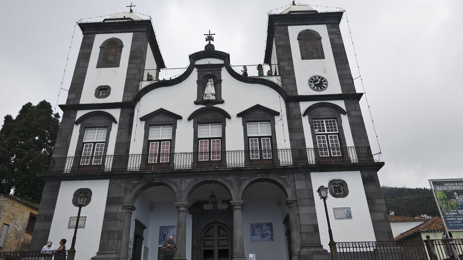 Das Grab des letzten Kaisers Österreichs, Karl der I. Das Haus ist groß, weiß mit braunen Dekoelementen.