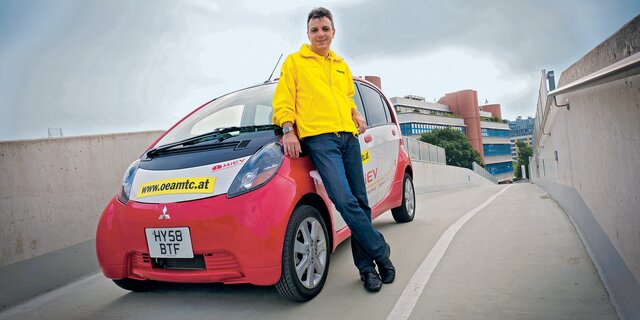 ÖAMTC-Direktor Oliver Schmerold mit dem Elektroauto Mitsubishi i-MiEV.