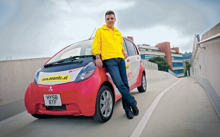 ÖAMTC-Direktor Oliver Schmerold mit dem Elektroauto Mitsubishi i-MiEV.