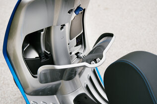 20190318_Autotouring_VespaElettrica_Handschuhfach.jpg