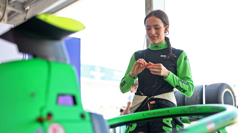 Emma Felbermayr in ihrem Rennanzug. Er ist grün schwarz, ihre Haare sind zu einem Zopf geflochten.