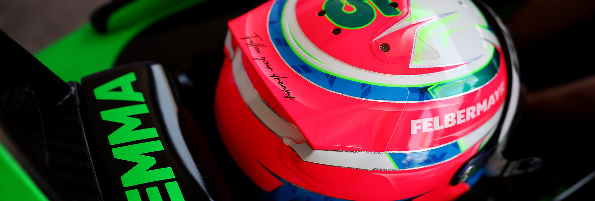 Der Helm von Emma Felbermayr. Er ist rot, es ist eine 5 darauf. 