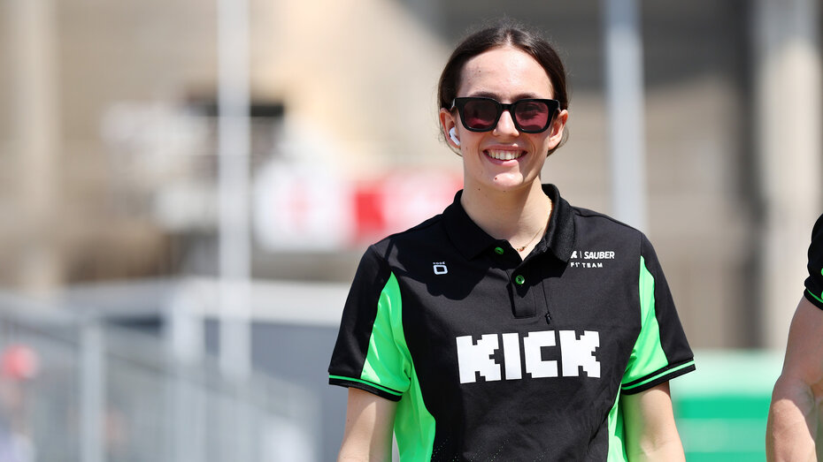 Emma Felbermayr mit Sonnenbrille, sie trägt ein Kick Sauber Polo.