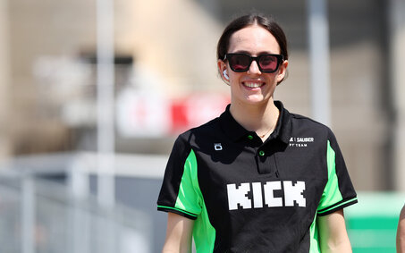 Emma Felbermayr mit Sonnenbrille, sie trägt ein Kick Sauber Polo.