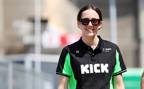 Emma Felbermayr mit Sonnenbrille, sie trägt ein Kick Sauber Polo.