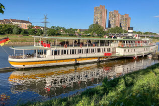 Museumsschiff am Ufer des Neckar in Mannheim
