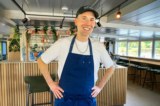 Sternekoch Dennis Maier im Restaurant „The Tourist Trap“ auf dem Museumsschiff am Neckar. 