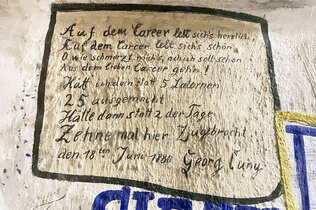 Wandtext im Heidelberger Studentengefängnis: Auf dem Karzer lebt sich herrlich, auf dem Karzer lebt sich schön. O wie schmerzt mich, ach ich soll schon aus dem lieben Karzer gehen. Hätt ich doch statt 5 Laternen 25 ausgemacht. Hätt dann statt 2 der Tage, sehne mal hier zugebracht. 18. Juni 1880, Georg Cuny