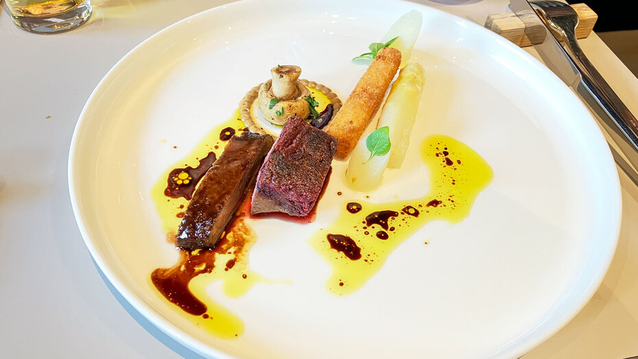 Teller mit Schwetzinger Spargel mit zweierlei Reh, geschmort und mit Purple Curry.