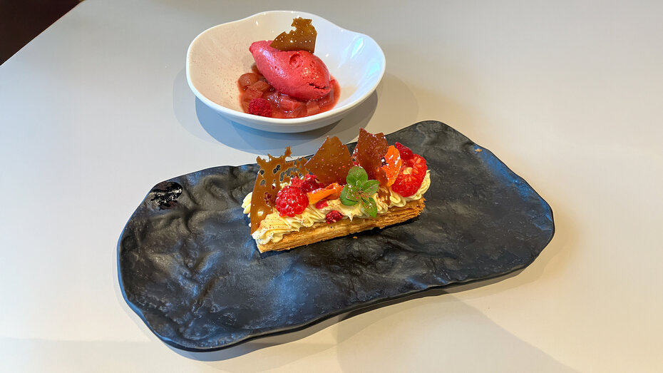 Himbeer-Blätterteig-Schnitte mit Himbeer-Eis von Möbius