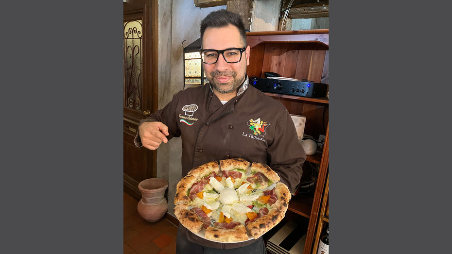 Pizza-Weltmeister Francesco Salamone in seinem Pforzheimer Restaurant „La Trinacria Gourmet“ mit seiner WM-Pizza.