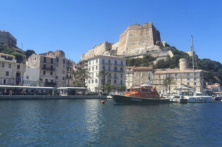 Kleine Hafenstadt: Blick aufs Meer, die Boote und eine kleine Festung.