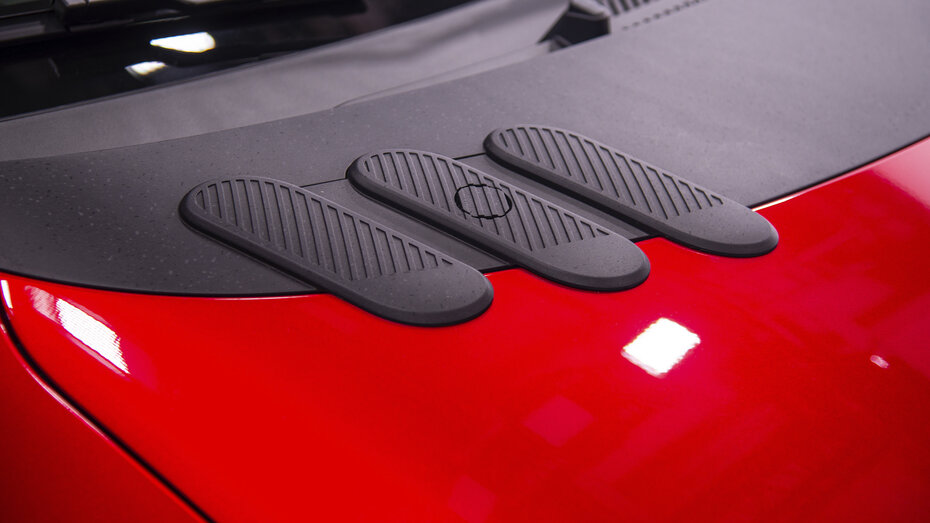 Motorhaube eines roten Autos.