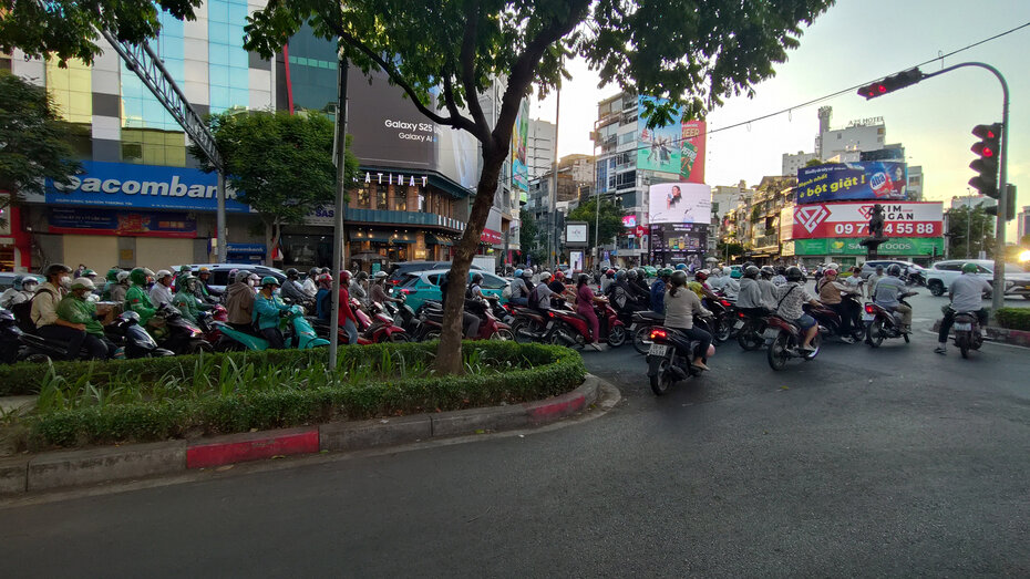 Dutzende Roller warten an einer Ampel