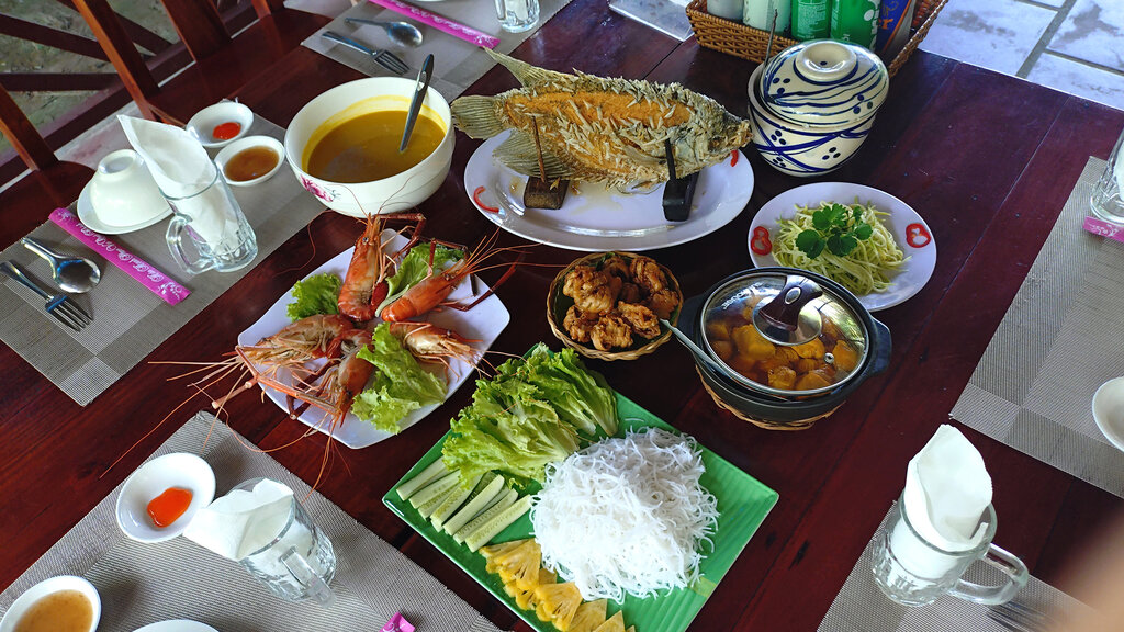 Ein reich gedeckter Tisch mit verschiedenen vietnamesischen Speisen