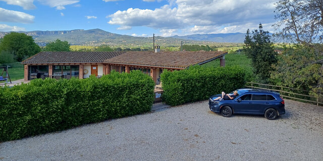 Mann mit Auto vor spanischer Landschaft