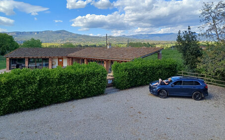 Mann mit Auto vor spanischer Landschaft