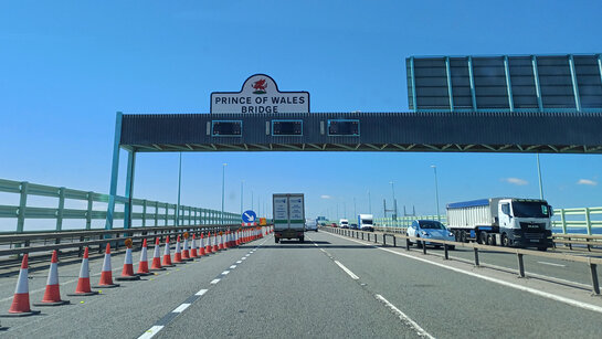 Ein aus dem Auto aufgenommenes Foto beim Überqueren der "Prince Of Wales" Brücke zwischen England und Wales.