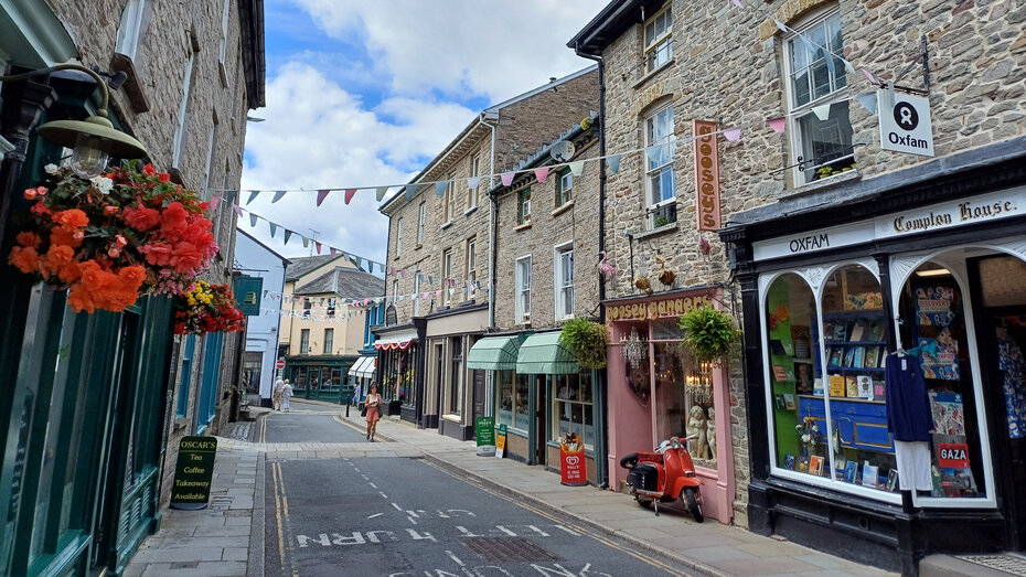Eine Straßenszene in einer walisischen Kleinstadt, auf der kaum Menschen zu sehen sind.