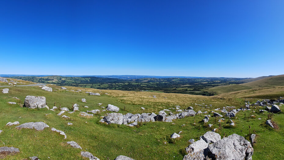 Panorama-Foto des weitläufigen Hügellands von Wales.