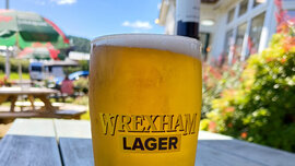 Nahaufnahme eines Bierglases mit walisischem Bier der Marke Wrexham Lager.