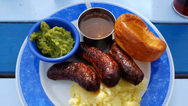Nahaufnahme einer typisch britischen Mahlzeit namens "Bangers & Mash" (Würstchen mit Kartoffelpürree).