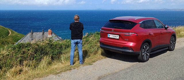 Testauto des ÖAMTC steht mit Redakteur an der walisischen Atlantik-Küste