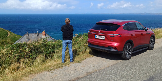 Testauto des ÖAMTC steht mit Redakteur an der walisischen Atlantik-Küste