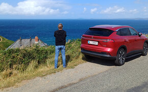 Testauto des ÖAMTC steht mit Redakteur an der walisischen Atlantik-Küste