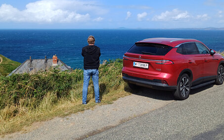 Testauto des ÖAMTC steht mit Redakteur an der walisischen Atlantik-Küste