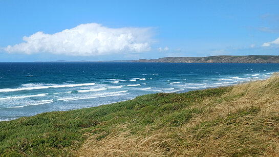 Weite Aussicht auf den Atlantik vom walisischen Wander-Küstenpfad.