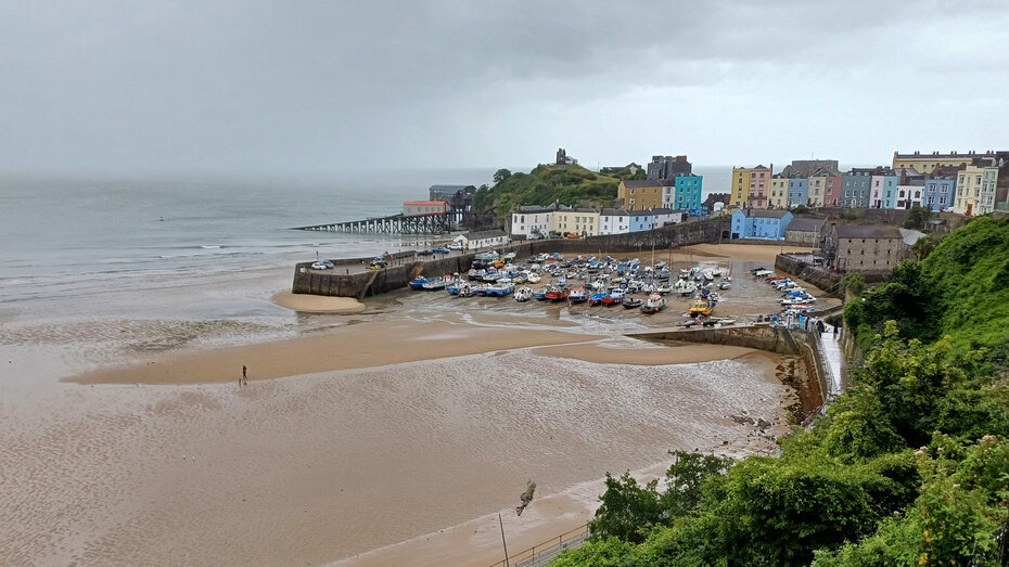Die walisische Hafenstadt Tenby samt Hafen und Strand.
