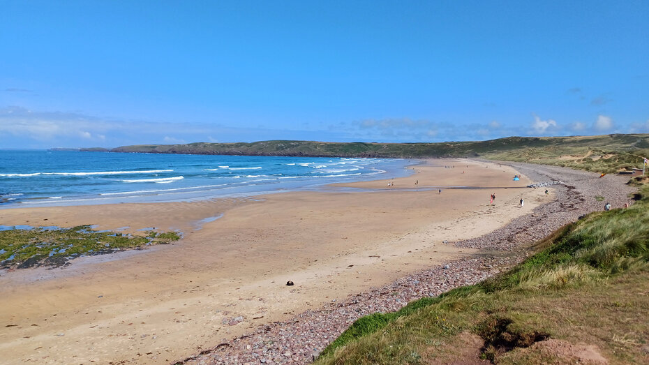 Ein weitläufiger Strand an der walisischen Küste.