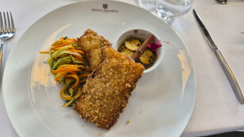 Gebackener Fisch mit Gemüse. Daneben eine Sauce aus Maracuja und mit Bananen.