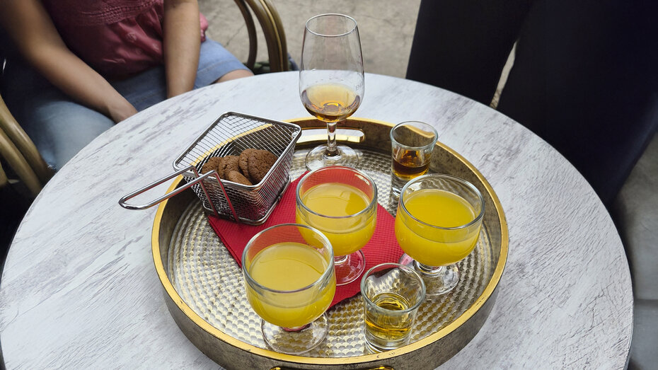 Poncha in kleinen Gläsern auf einem Tablett.