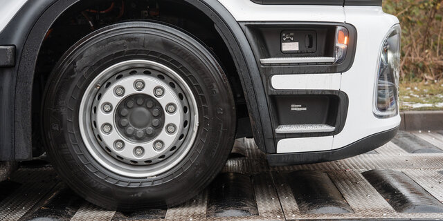 Bild zeigt das Zugfahrzeug eines Lkw, das über ein neuartiges System zur Stromgewinnung aus der Straße fährt.