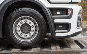 Bild zeigt das Zugfahrzeug eines Lkw, das über ein neuartiges System zur Stromgewinnung aus der Straße fährt.