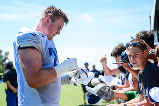 Der österreichische NFL-Profi Bernhard Raimann gibt Autogramme für junge Fans.