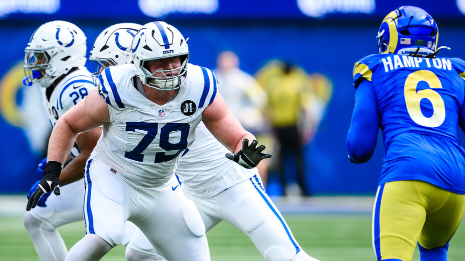 Der österreichische NFL-Profi Bernhard Raimann während eines Football-Spiels auf dem Platz.