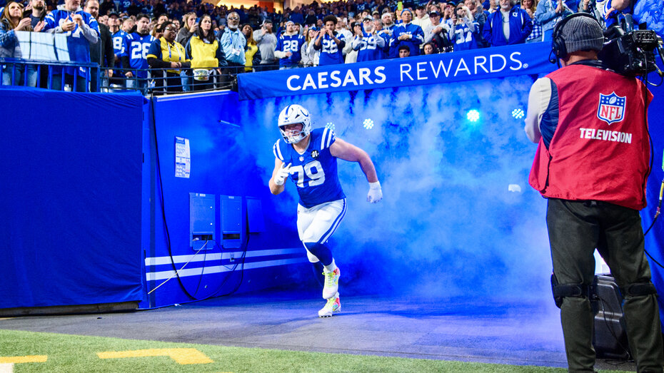 Der österreichische NFL-Profi Bernhard Raimann läuft zu Spielbeginn auf den Platz.