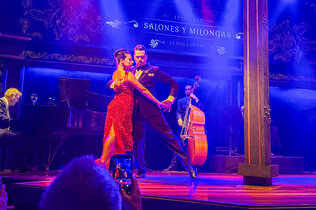 Tango-Tanzpaar auf der Bühne